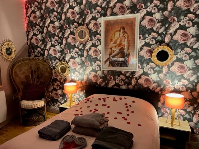 Chambre EMMANUELLE — Sensualité incarnée — Love room avec spa privatif