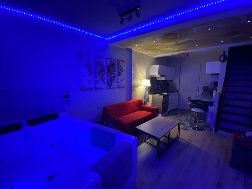 Chambre FRIENDS — Deux couples, zéro tabou — Love room avec spa privatif