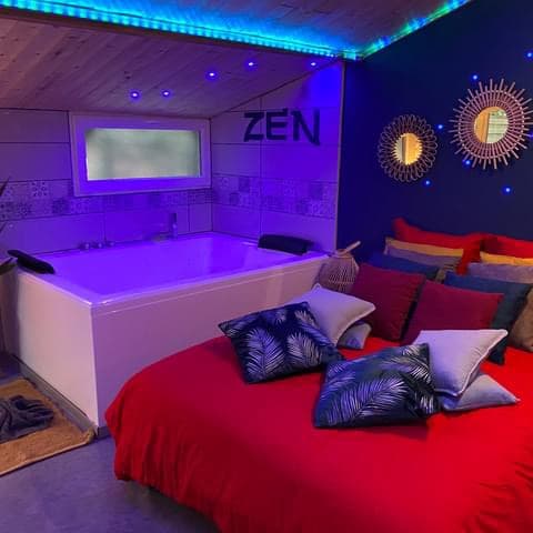 Chambre ZEN — Le silence a ses propres caresses — Love room avec spa privatif